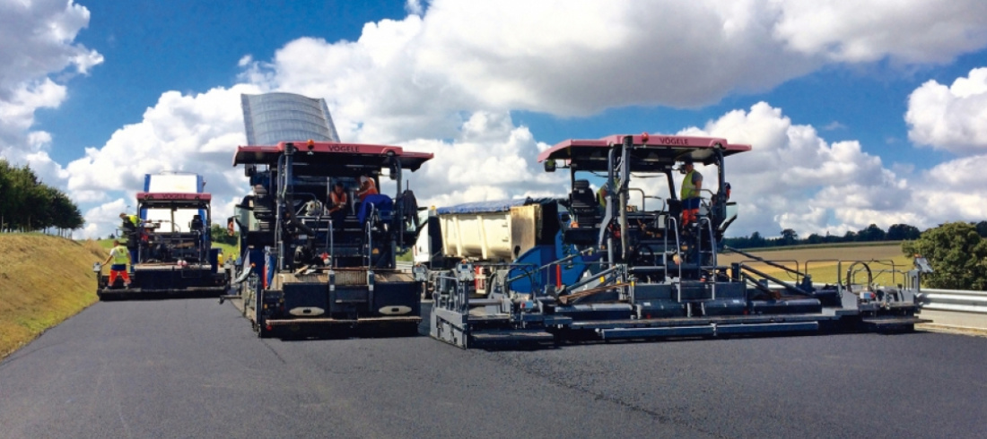 Engins de construction routière en action